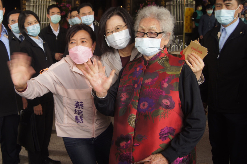 蔡英文发放福袋