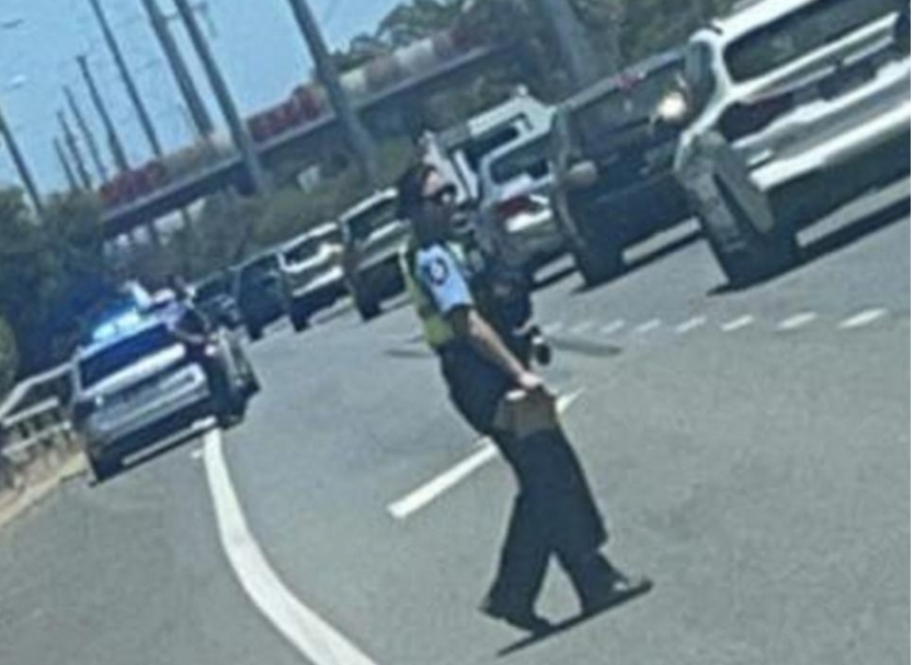 一名警察拿着牛皮纸袋