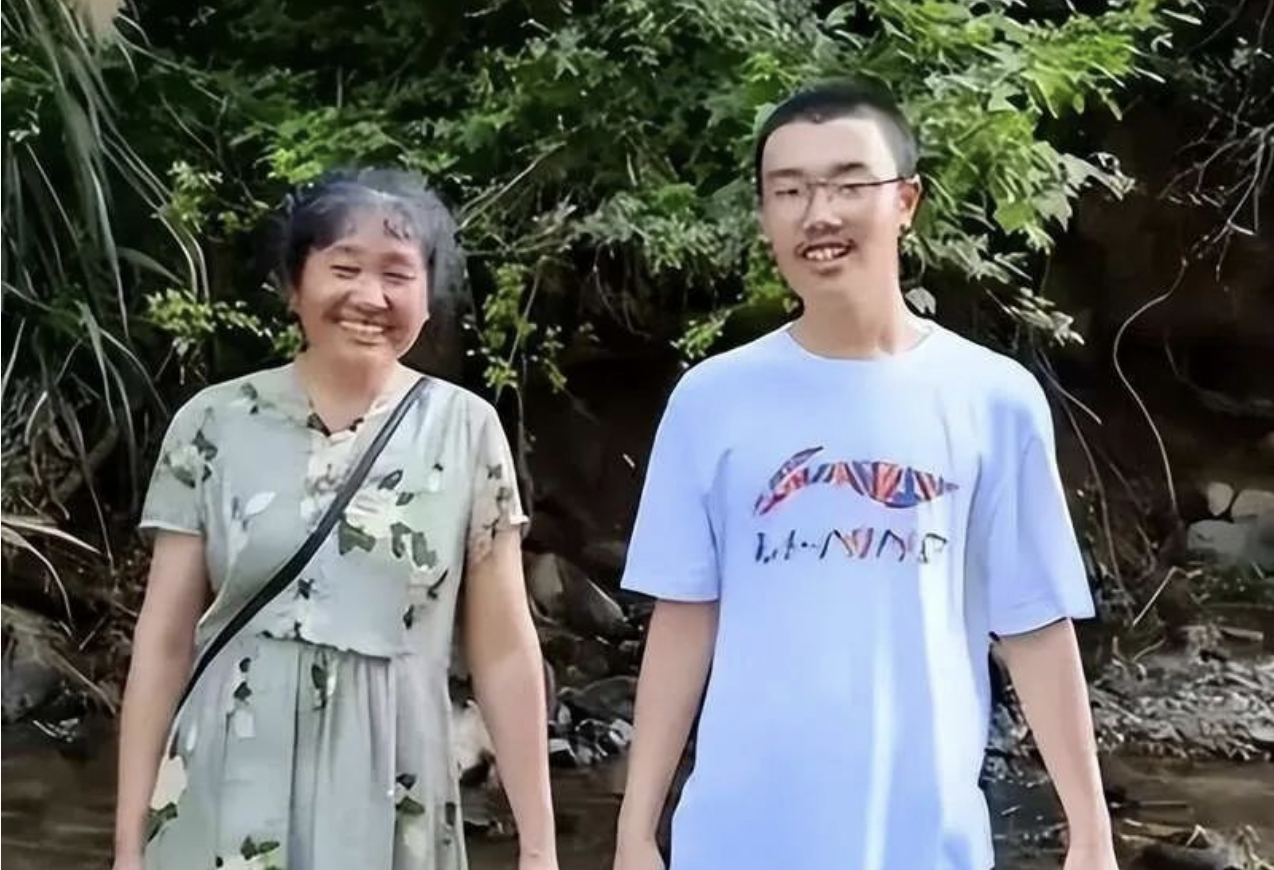 胡鑫宇与母亲合照