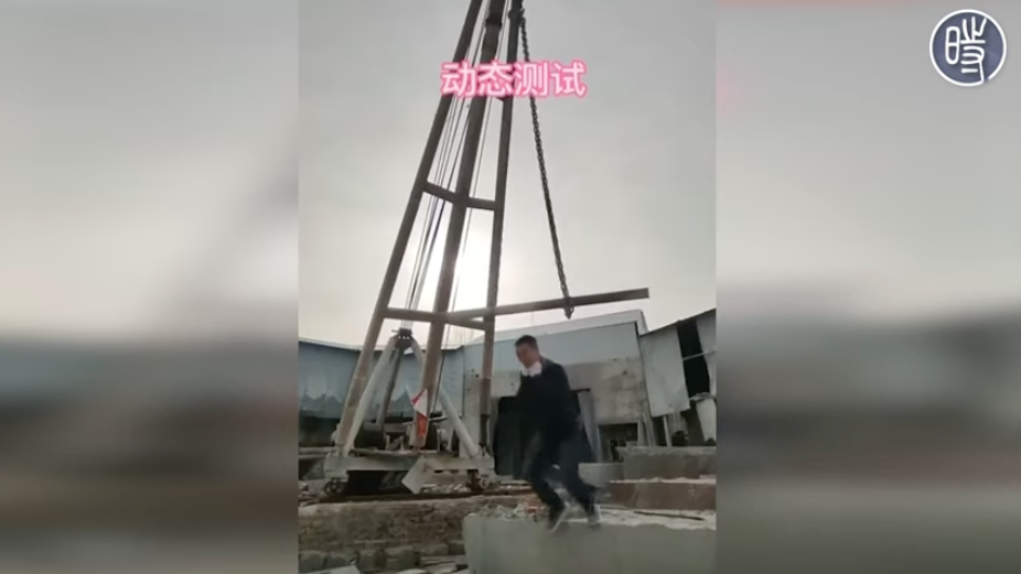 網友演示用鞋帶上吊。