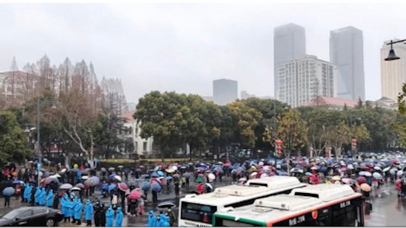 武汉退休人员在市政府门前集会