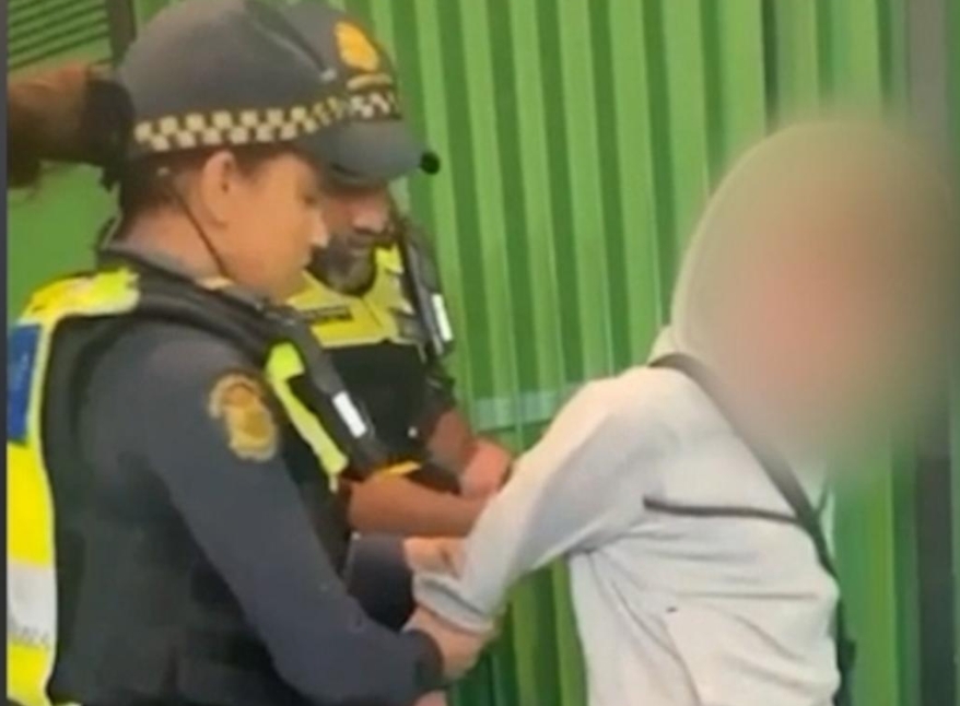 女警打11歲男孩耳光引發爭議