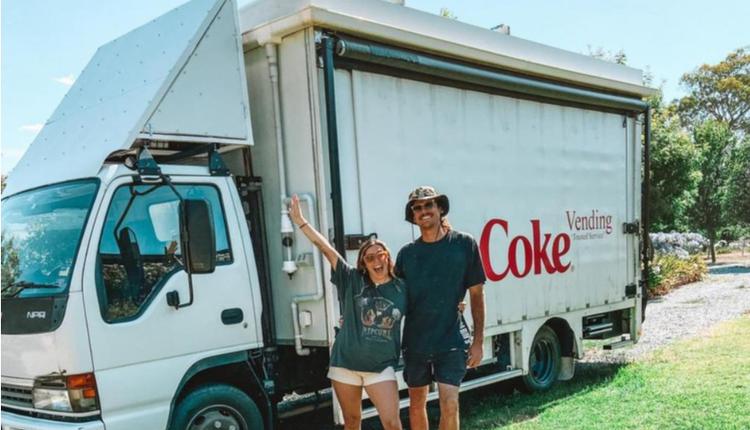 澳情侣将旧可口可乐卡车改造成梦想家园