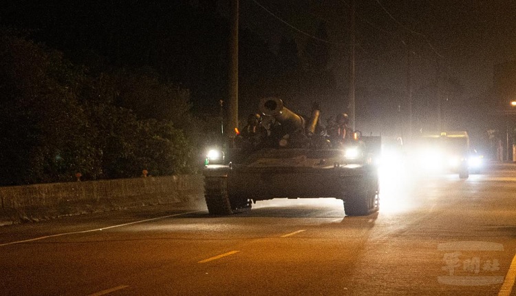 M110A2自走炮车