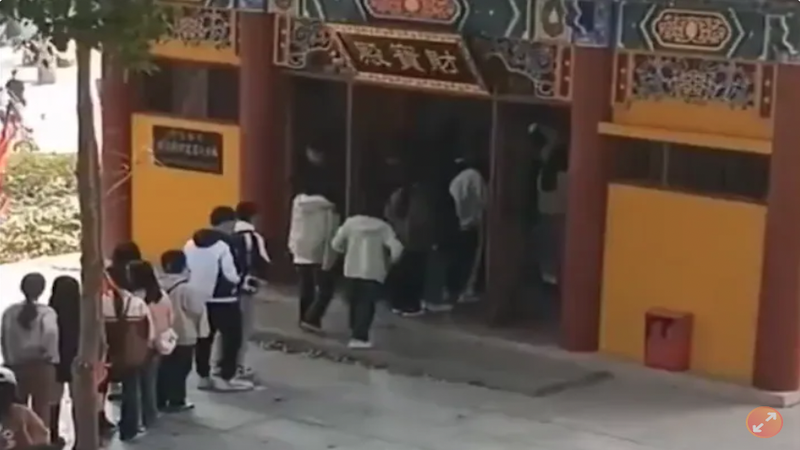 武汉某庙财宝殿前。