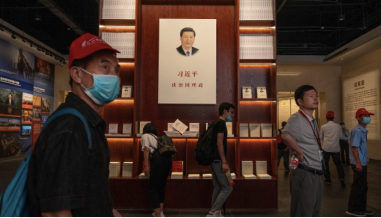 中国民众在观看习近平的书籍展览