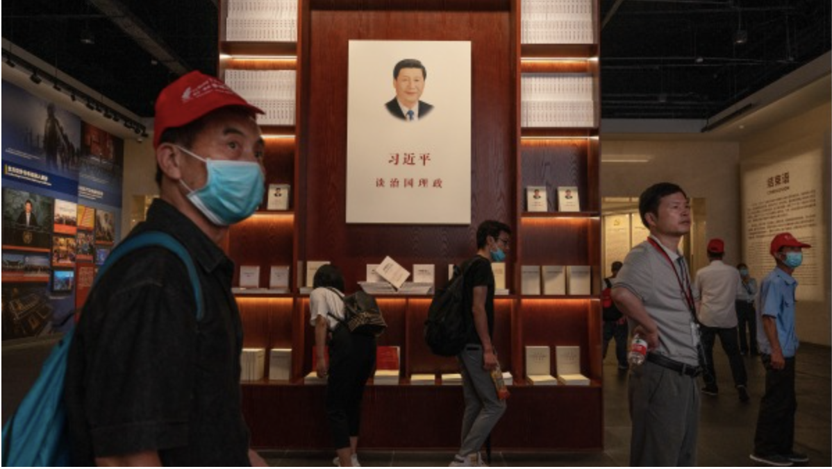 中国民众在观看习近平的书籍展览
