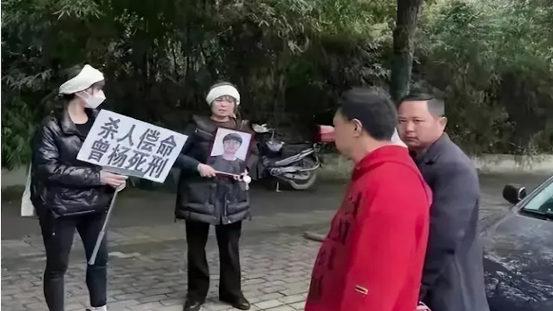 老母上街抗議