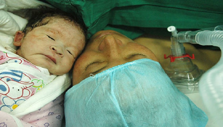 北京某医院的新生婴儿睡在母亲旁