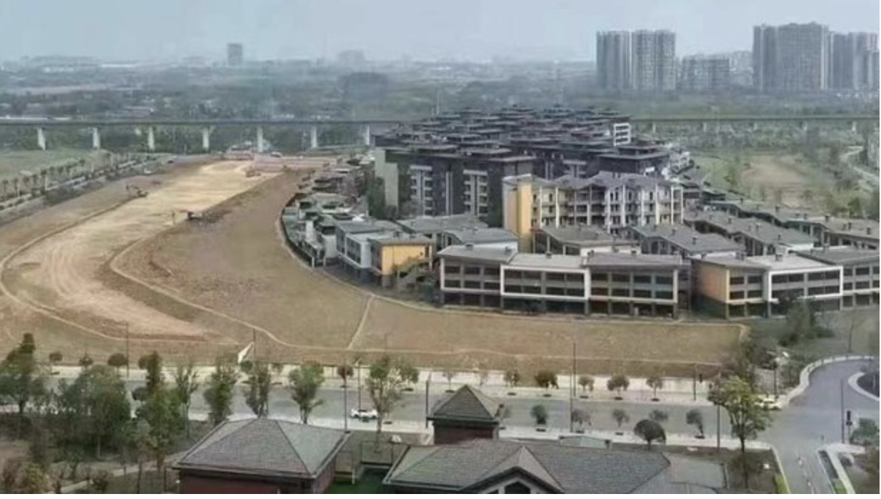 成都一小区绿化带将转农田。