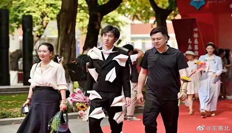 孟晚舟继子穿20万LV