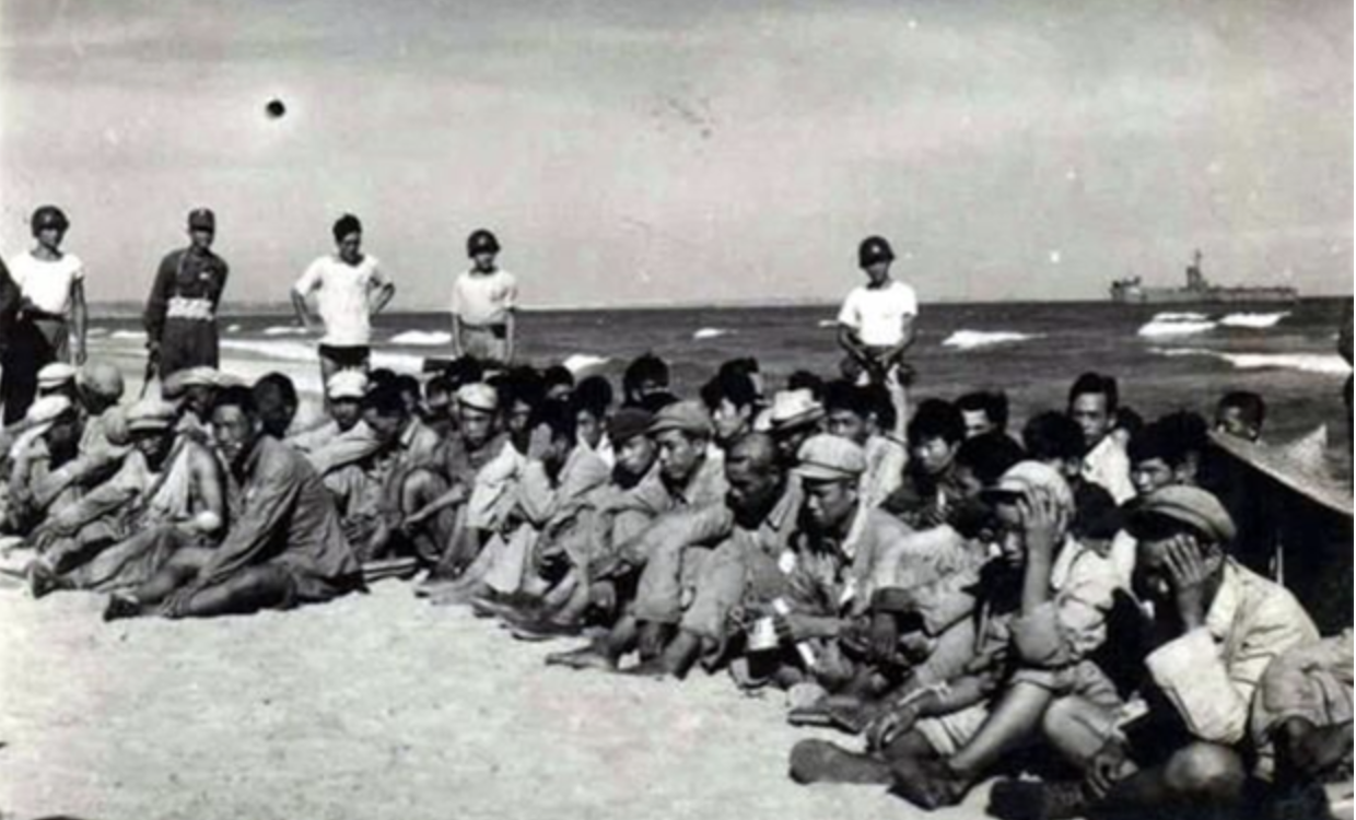 1949年参加金门古宁头战役，兵败被俘的解放军官兵在滩头受到看管。