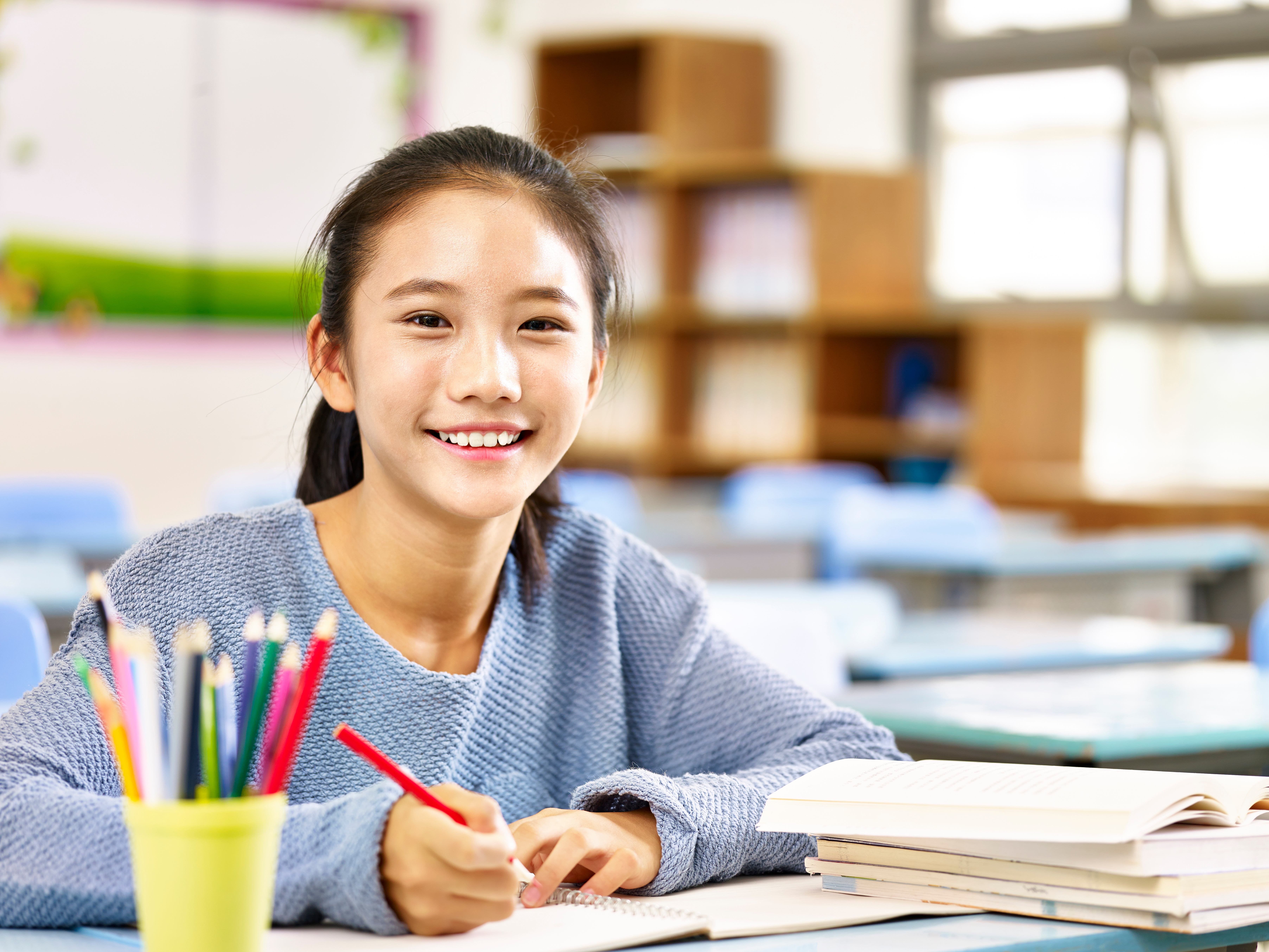 亚裔学生 女孩 学习 小学生