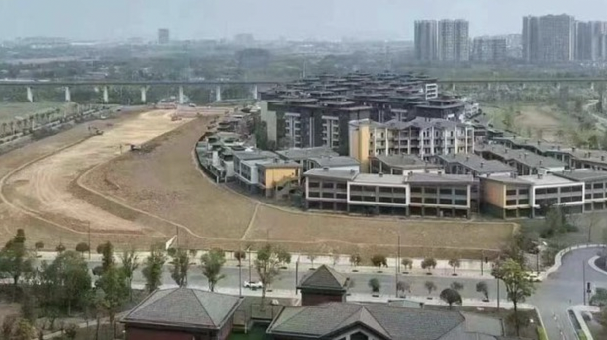 成都一小区绿化带将转农田。