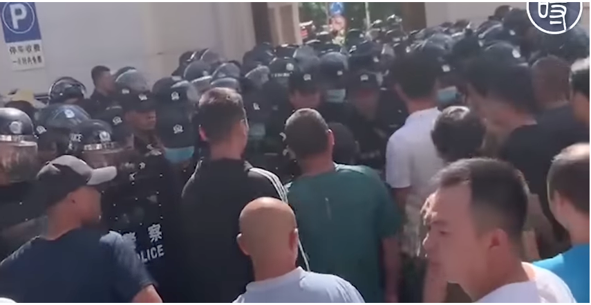 雲南穆斯林民眾與警察對峙。