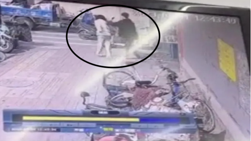 監護人從附近商家的監控發現，一名男生在後方用手推著少女肩膀往馬路上走