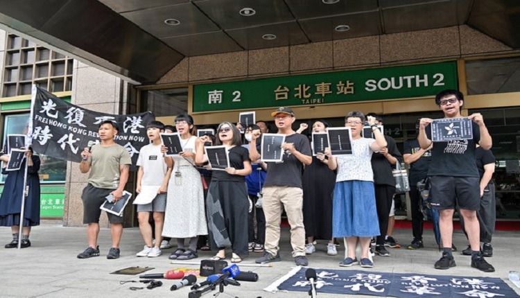 香港边城青年等团体6月12日发起在台北车站合唱《愿荣光归香港》