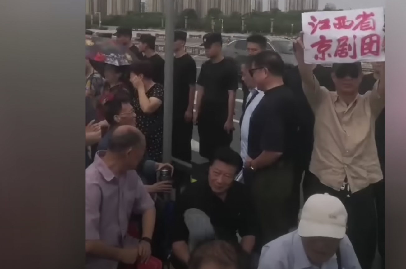 江西政府门外聚集了很多抗议的退休人员