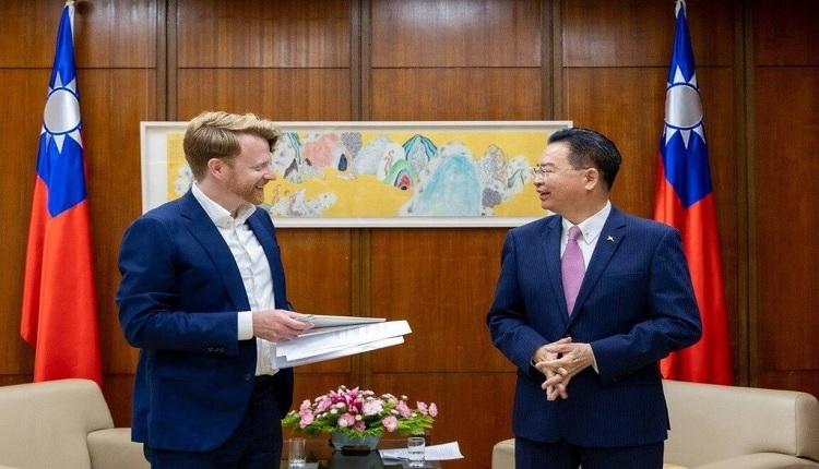 台湾外交部长吴钊燮接受《澳大利亚人报》驻台记者专访