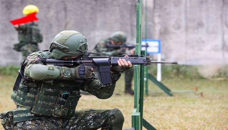台湾国军269旅高山顶营区，官兵展示调整后的步枪射击训练方式
