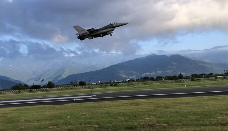 台湾军方在台东丰年机场预演F-16V低空冲场