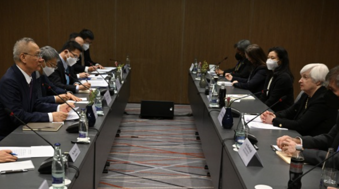 美国财长耶伦（右一）和中共副总理刘鹤（左一）在瑞士会晤