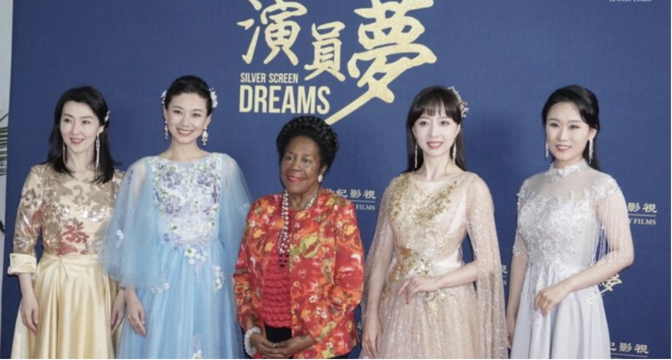 《演员梦》首映式上与演员们合影