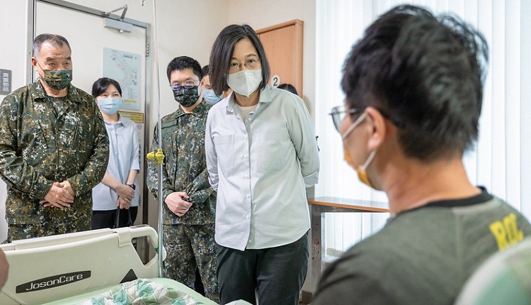 蔡英文总统与国防部长邱国正7月25日赴内湖三军总医院探视伤兵