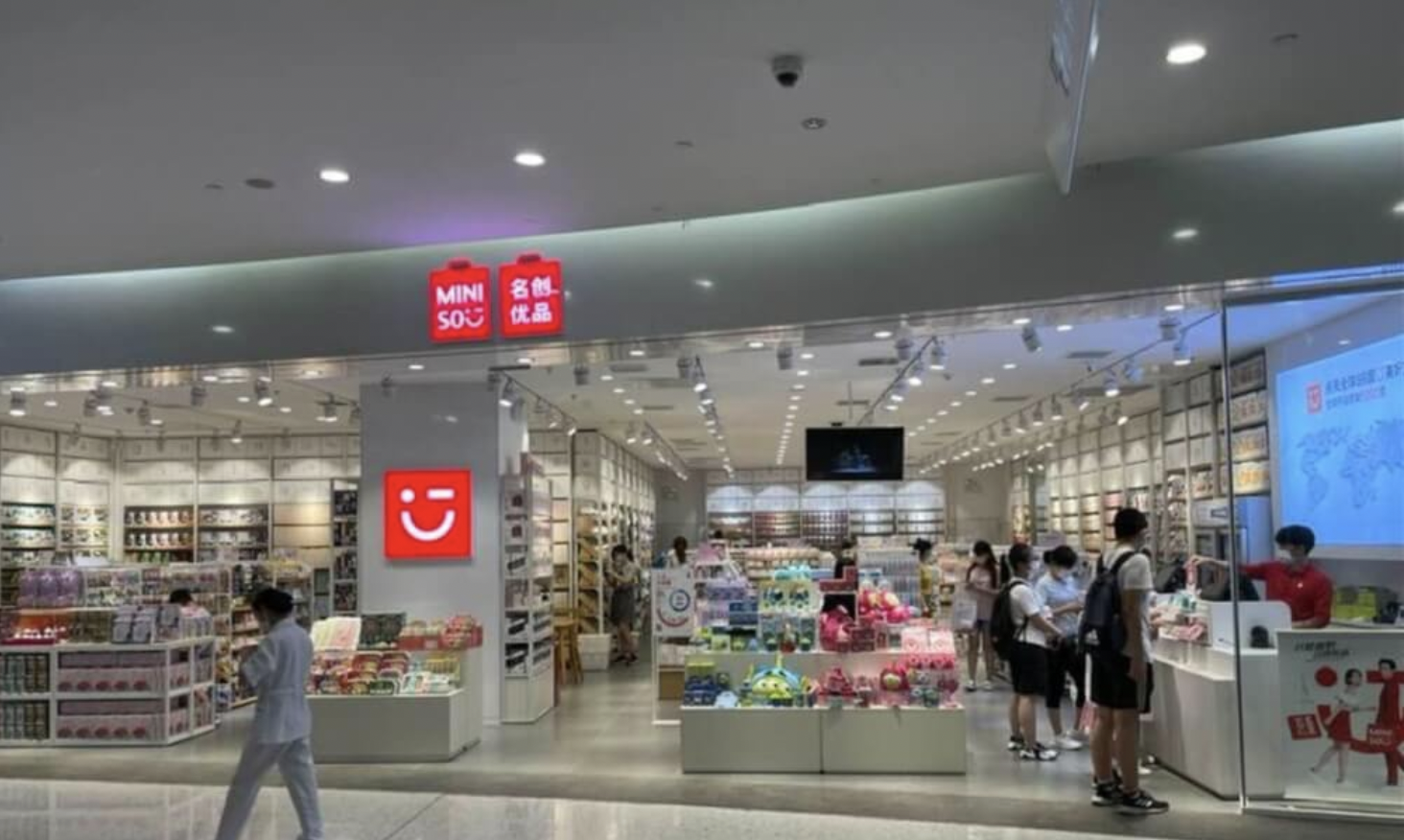 圖為消費者在上海一間雜貨品零售店消費選購。
