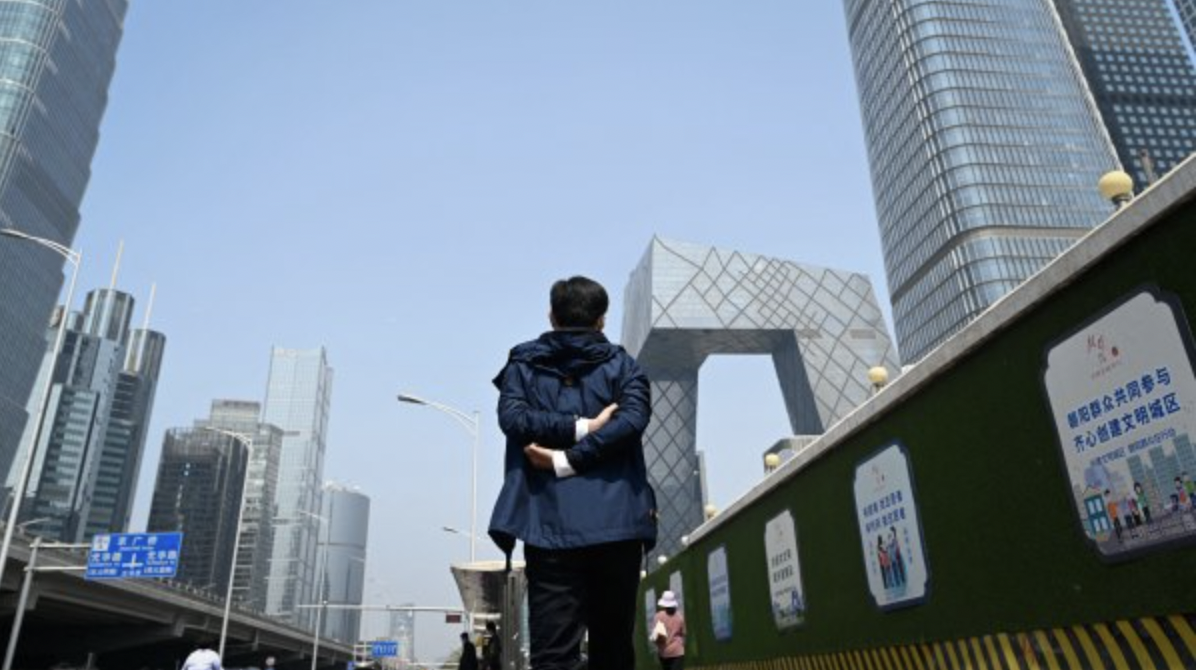 一位民众在眺望位于北京的央视大楼
