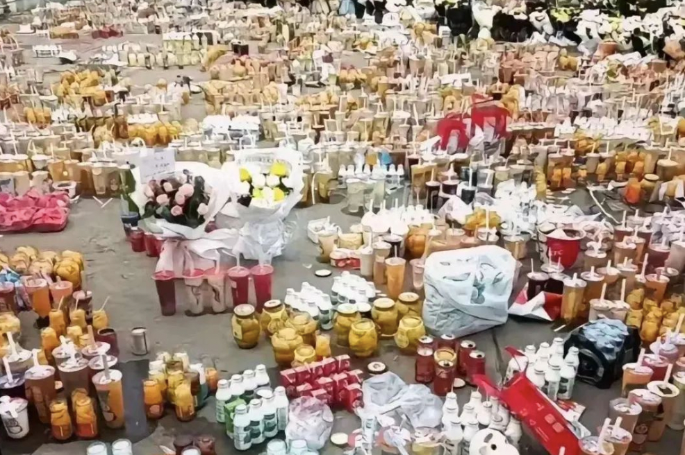 民众自发悼念齐齐哈尔体育馆坍塌事件中的死者