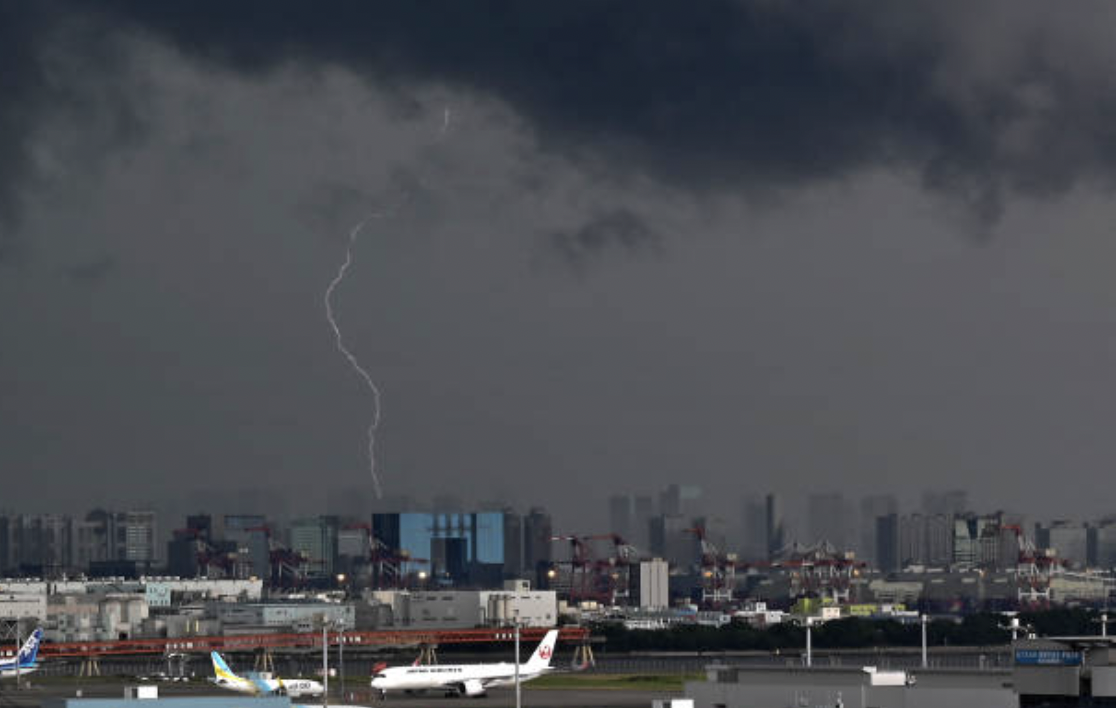 遭遇极端天气日本多个机场“停摆” - 澳洲看新闻网最新澳洲新闻| 中国新闻| 港台新闻| 国际新闻