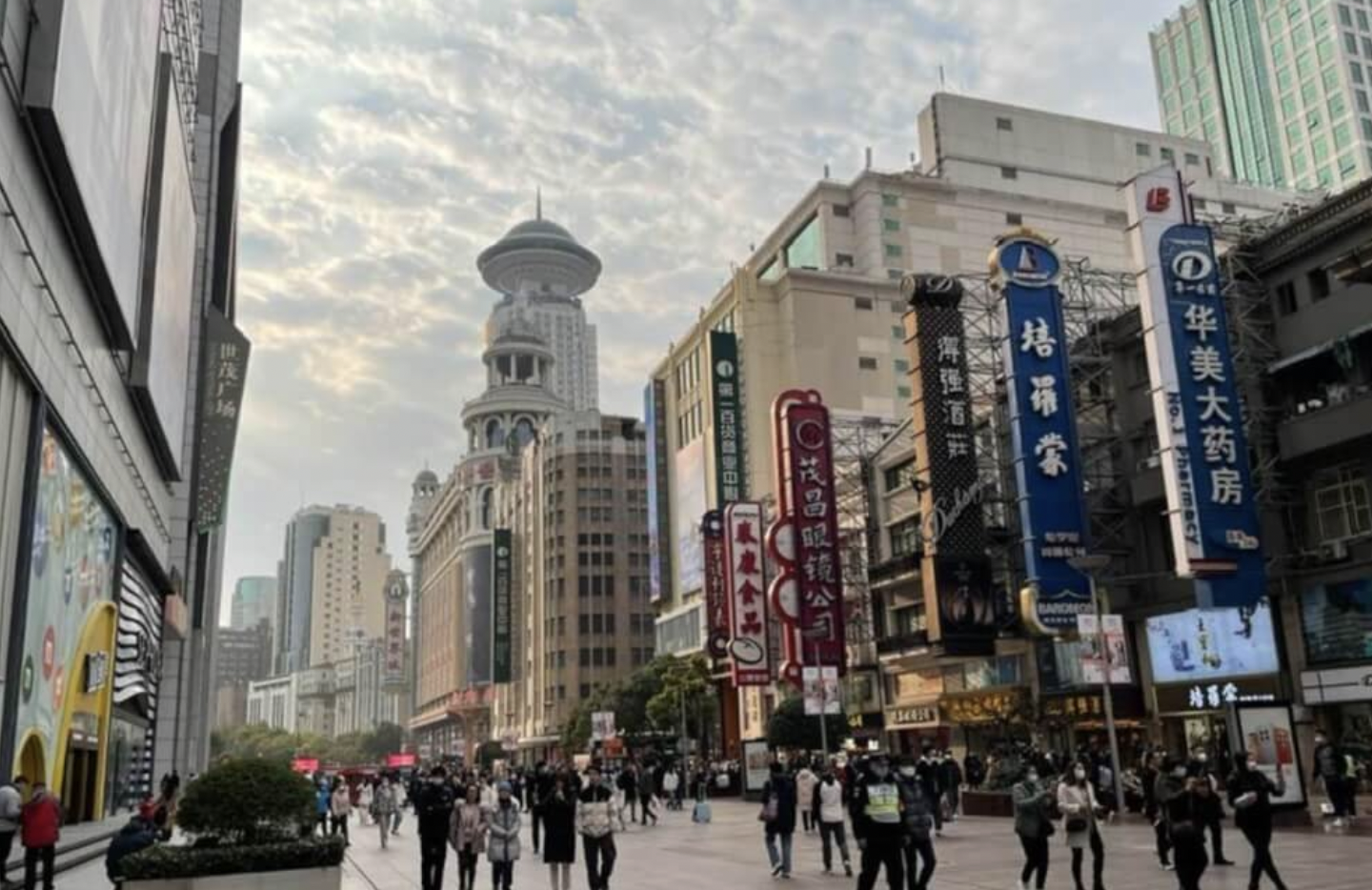 图为上海知名商圈南京路步行街街景。