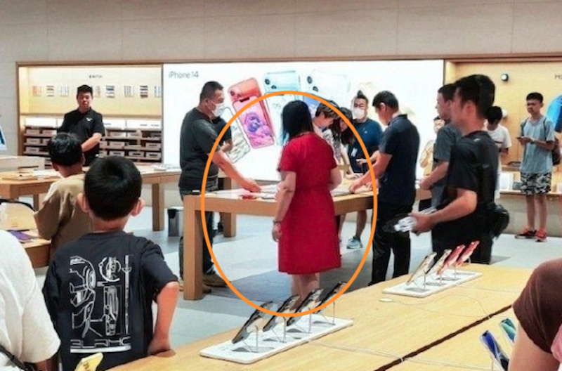 陸女闖Apple店砸iPhone
