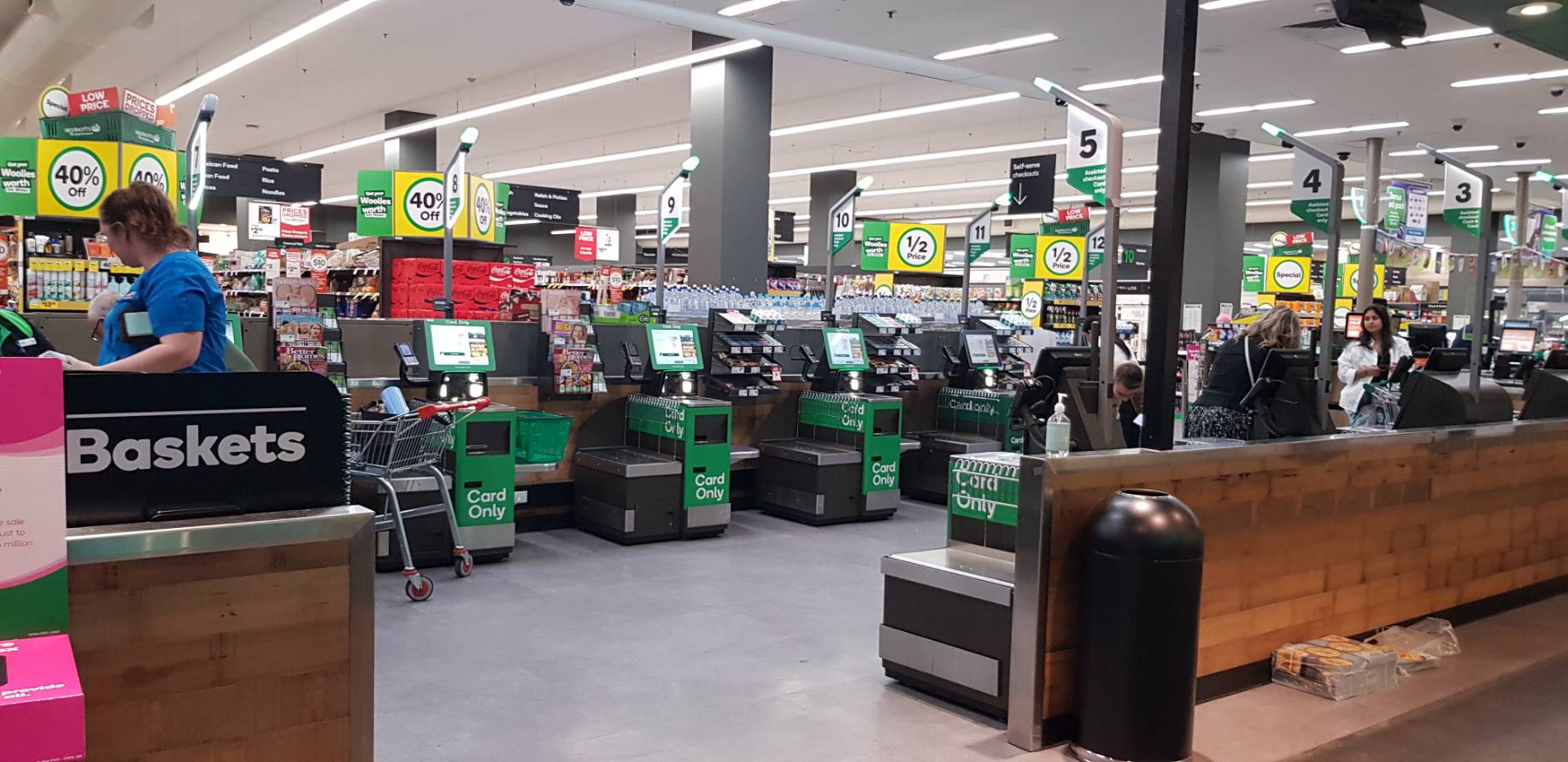 Woolworths 自助結帳區