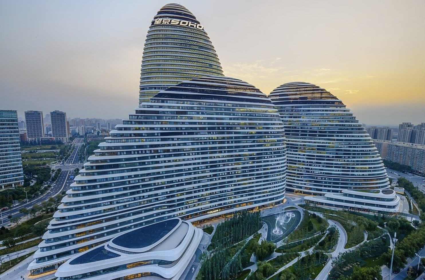 图为北京望京SOHO大楼