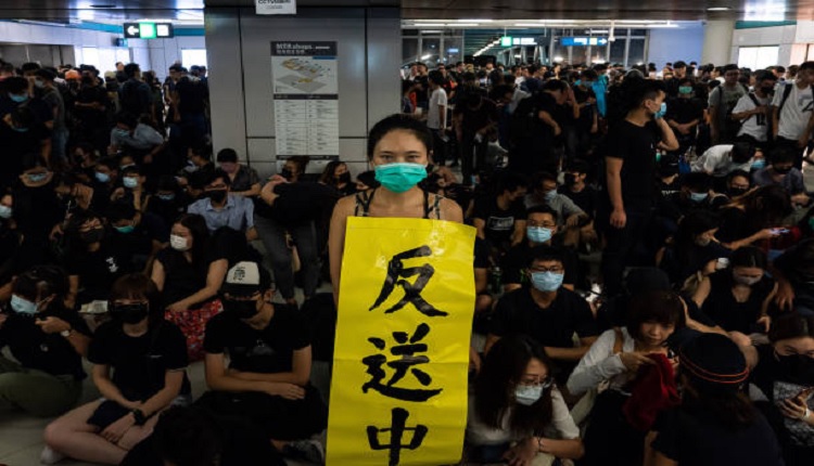 港人2019 年 8 月 21 日聚集在元朗地铁站抗议