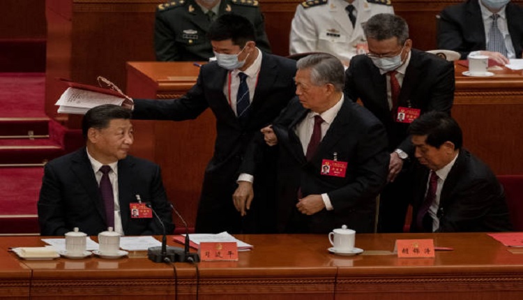 前中共领导人胡锦涛2022年10月22日突然被架离二十大会场