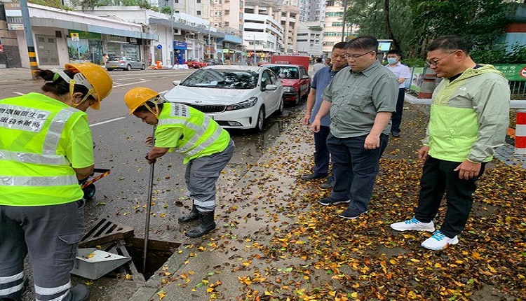 港关爱队救灾“拍照打卡”