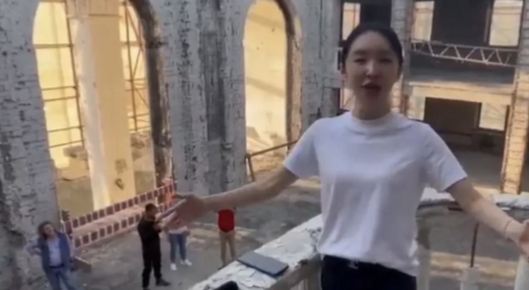 中國政協委員周小平妻子王芳在俄佔區，在烏克蘭馬里烏波爾劇院高唱蘇聯名曲『喀秋莎』