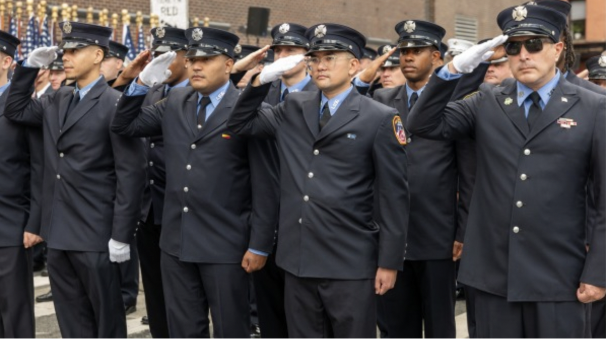 纽约市消防队员参加曼哈顿下城 9/11世贸中心遗址纪念碑旁消防站举行的仪式