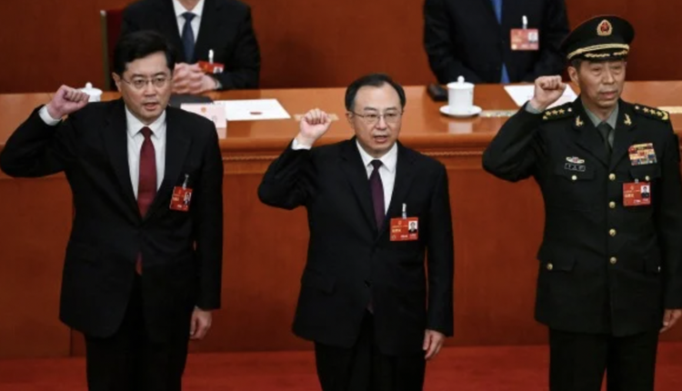 2023年3月12日，秦剛、吳正龍（中）、李尚福在中共全國人大五次會議上宣誓
