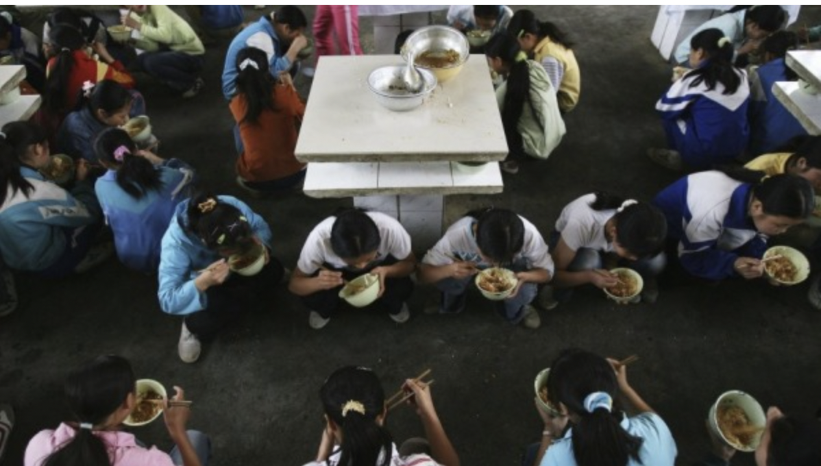 重庆川南区一乡镇小学餐厅学生在用餐