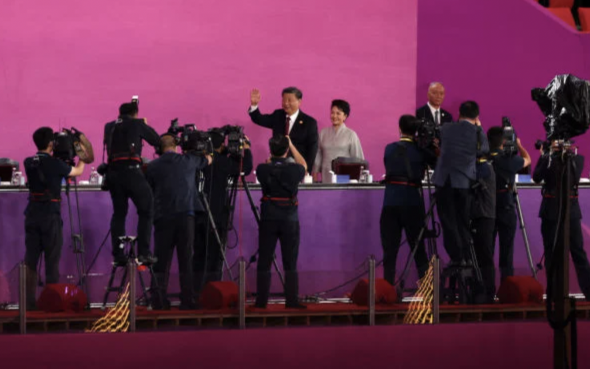 中国国家主席习近平与妻子彭丽媛出席杭州亚运开幕式