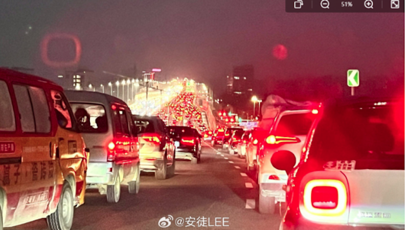 深夜高速依然很堵