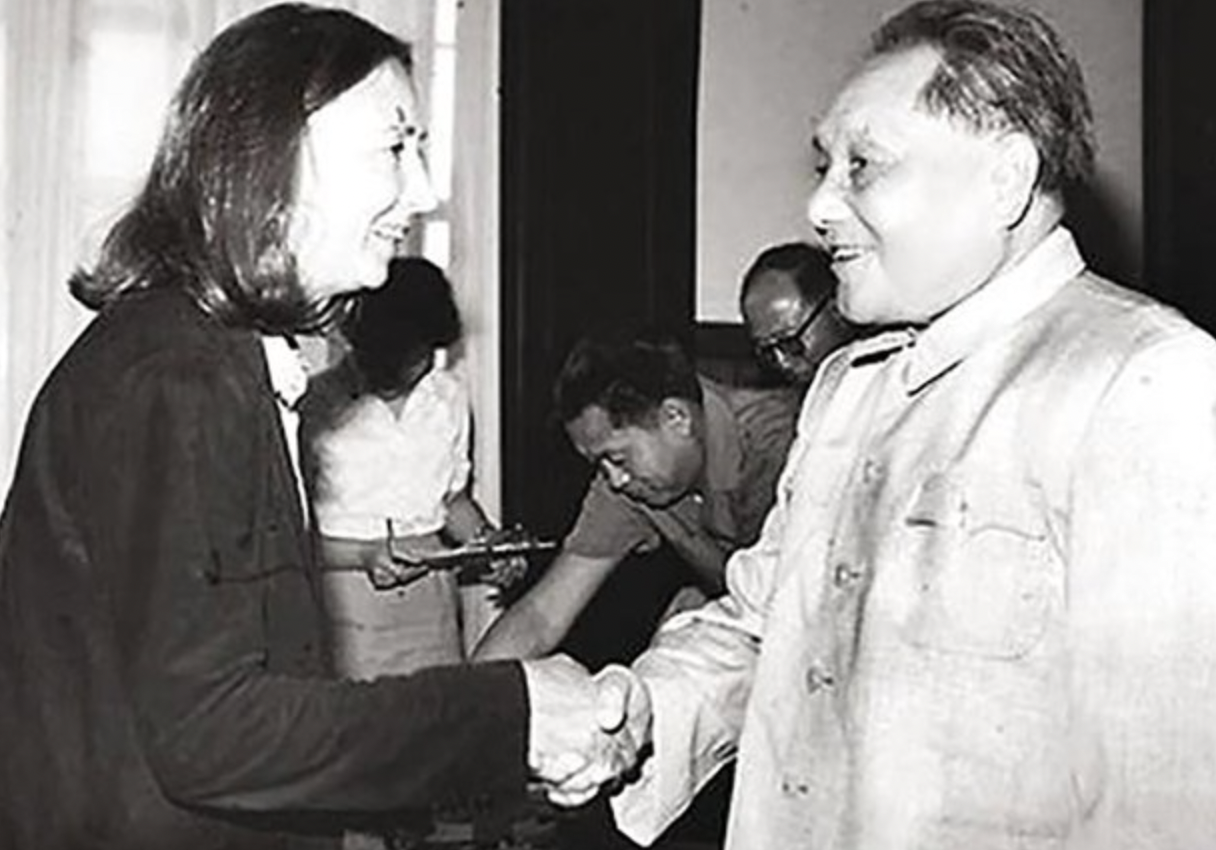邓小平笑对记者法拉奇说：“这是政治问题，没有气愤的必要，气愤也不解决问题。”