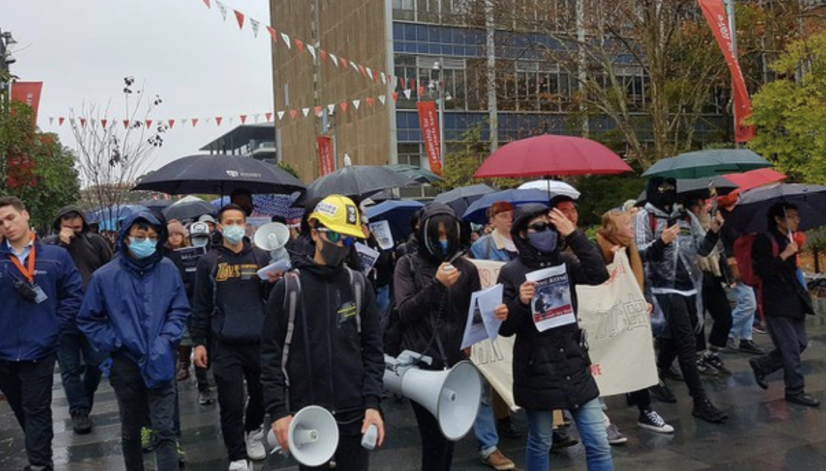 海外学生担心中国官员威胁，因而不敢批评中国，在课堂沉默。