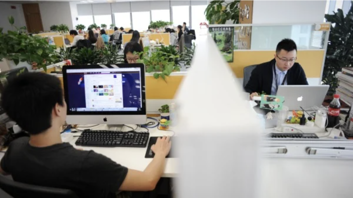 近日传出微博拟对具有影响力的大V用户进行前台实名制管理引发争议