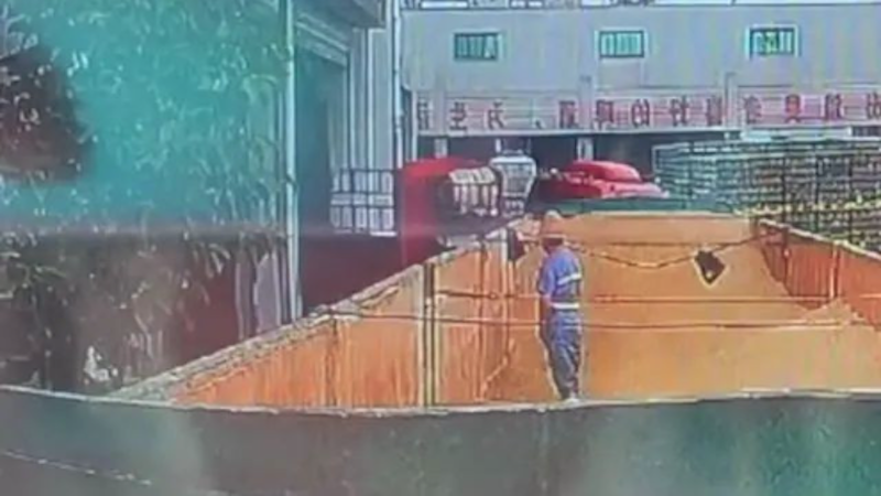 網傳有工人在青島啤酒原料倉小便
