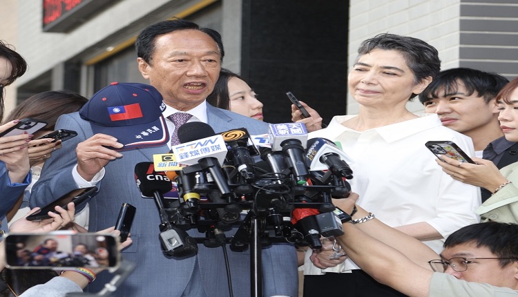 遞交連署書件  郭台銘：會與賴佩霞繼續奮勇向前